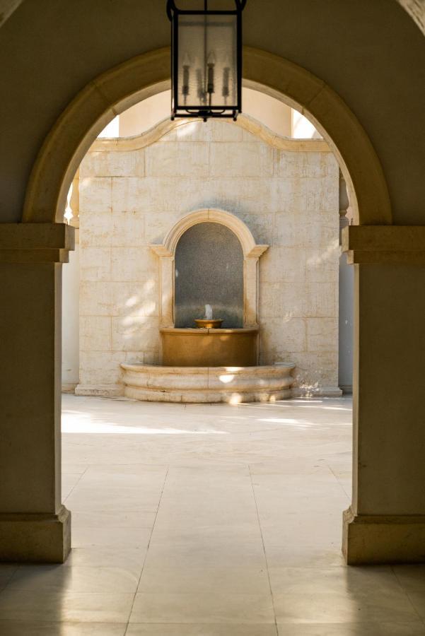 Hotel The Regent Grand Grace Bay Esterno foto